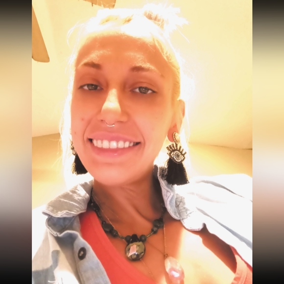 Meet your Posher, Emily - Picture 2 of 4